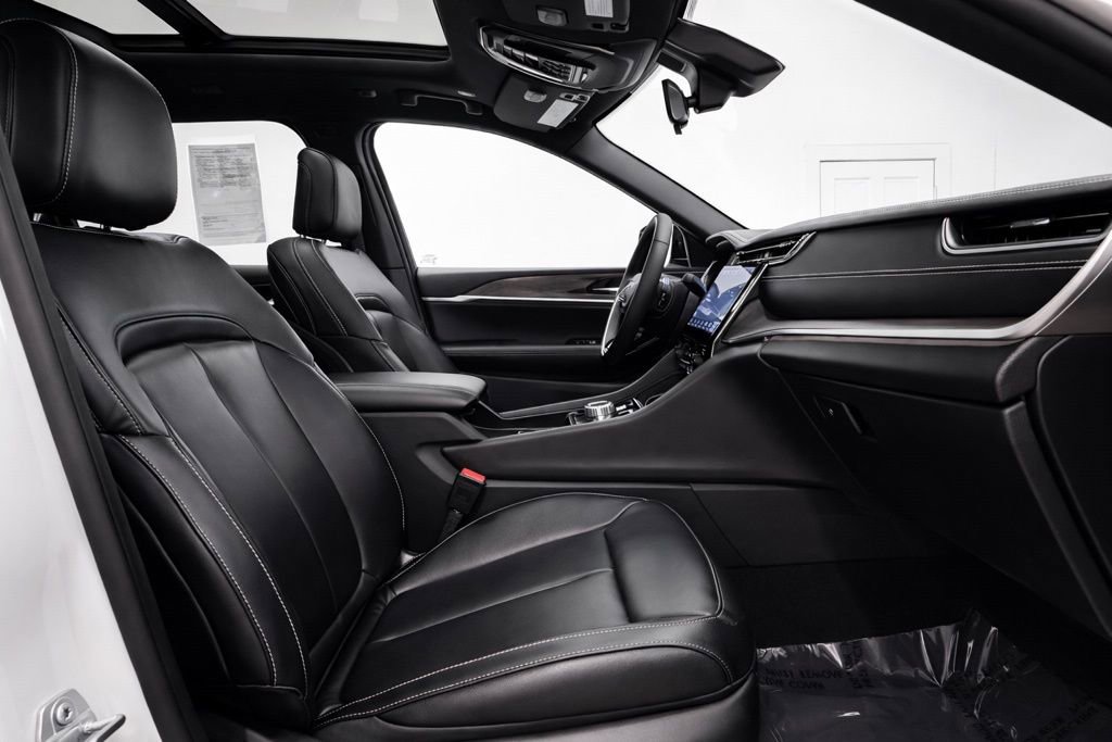 Used 2025 Jeep Grand Cherokee Limited image 14