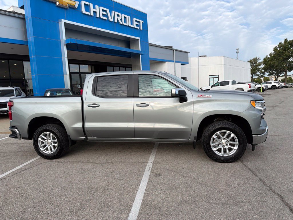 Used 2025 Chevrolet Silverado 1500 LT AWD/4WD image 2