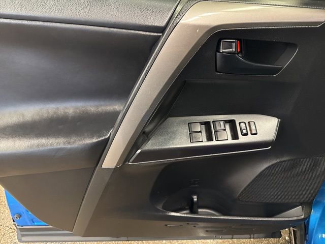 Used 2018 Toyota RAV4 LE AWD/4WD image 10