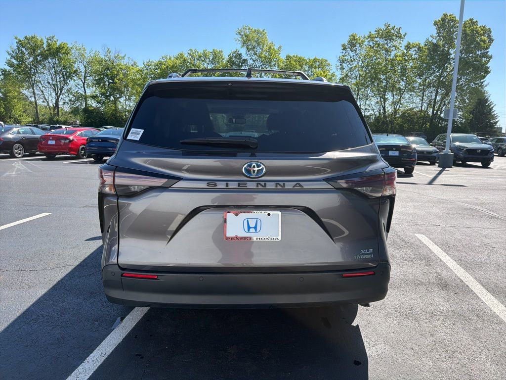 Used 2023 Toyota Sienna XLE FWD image 4