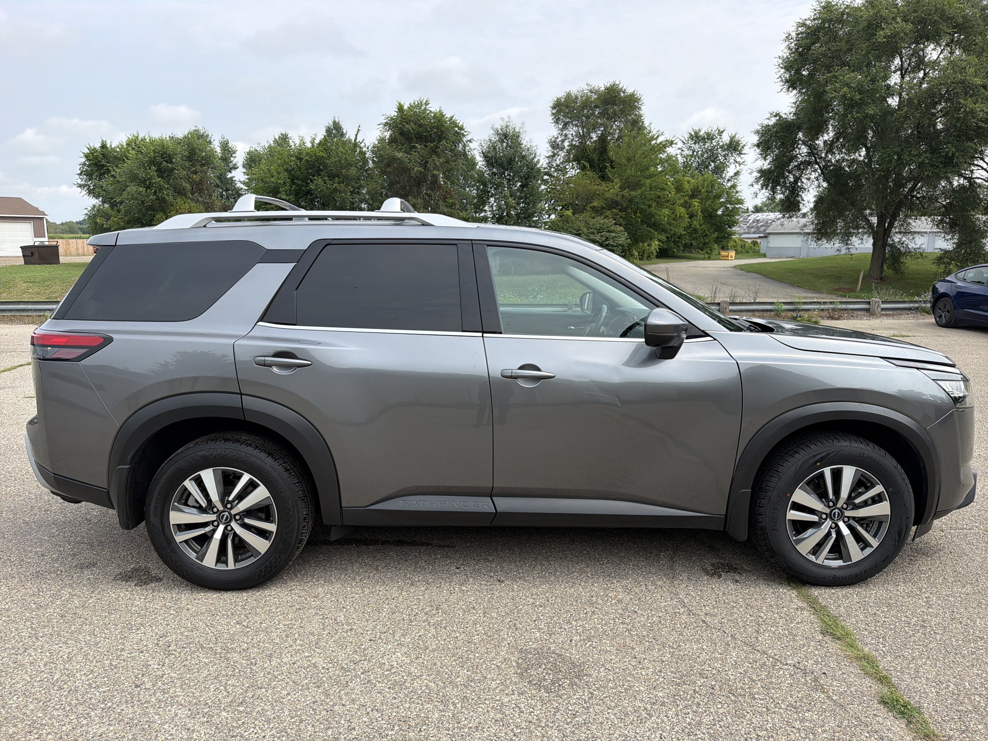 Used 2024 Nissan Pathfinder SL AWD/4WD image 2