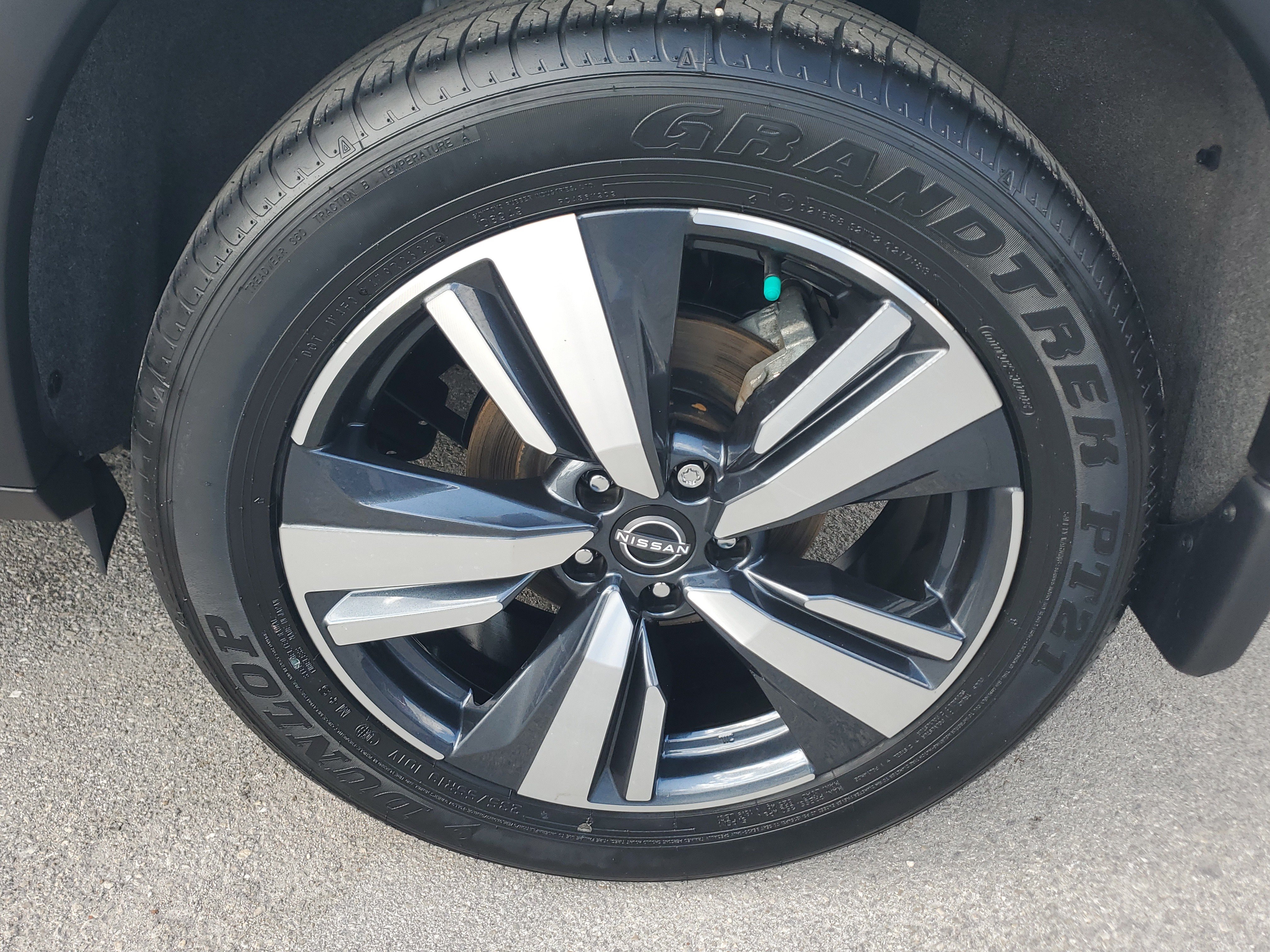 Used 2025 Nissan Rogue SL FWD image 30