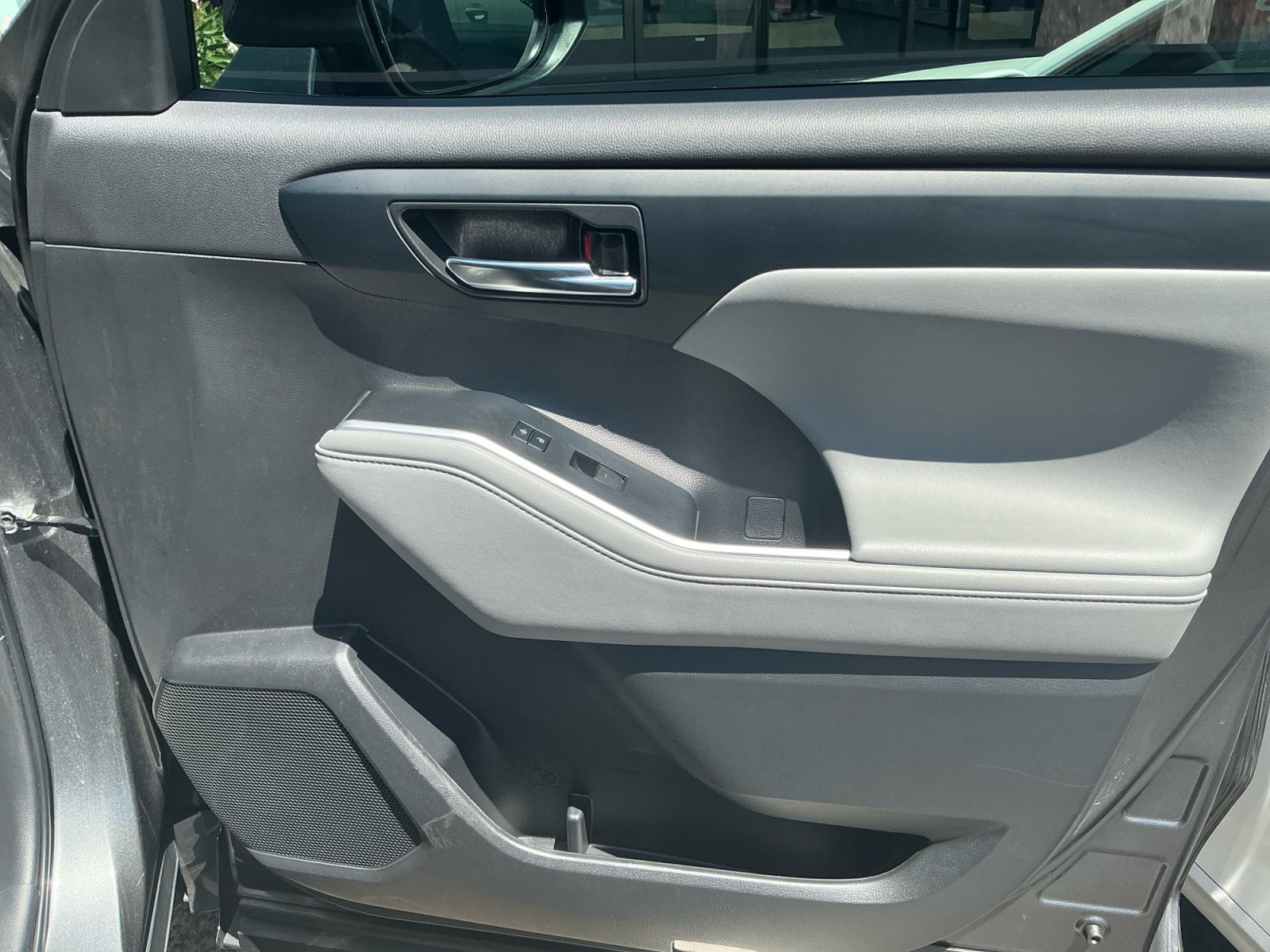 Used 2022 Toyota Highlander XLE AWD/4WD image 5