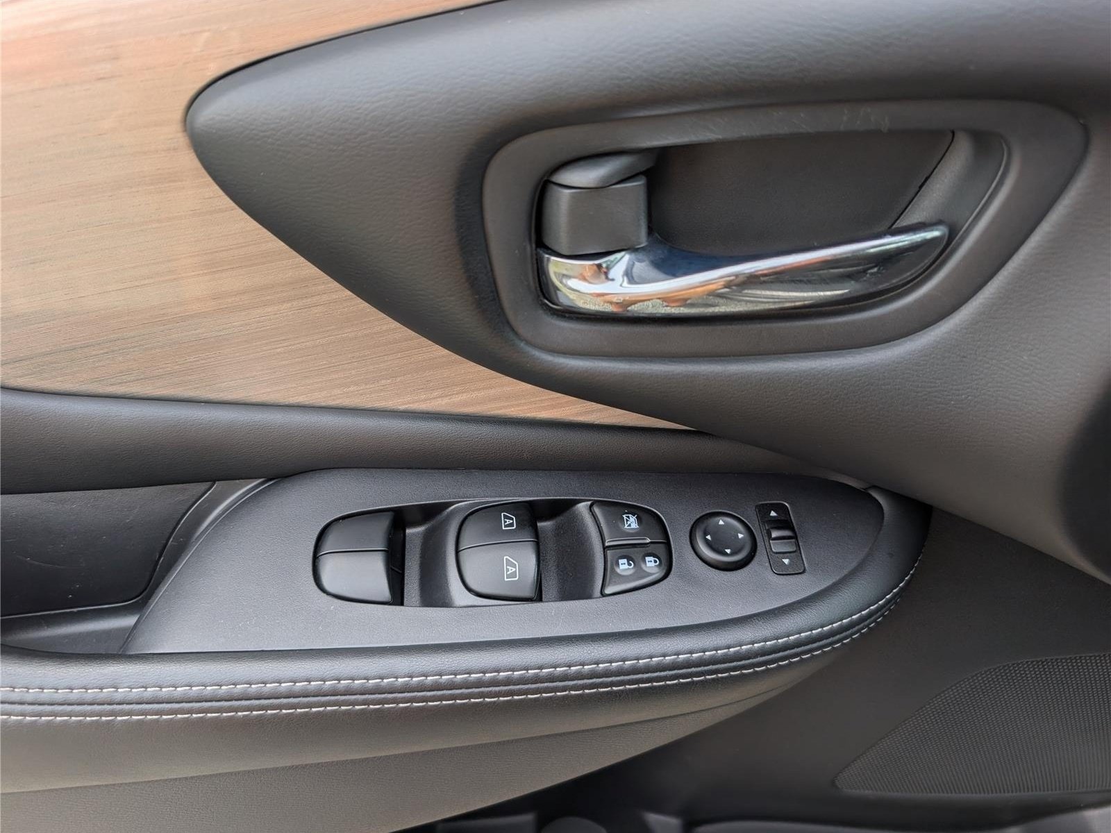 Used 2018 Nissan Murano SV AWD/4WD image 17