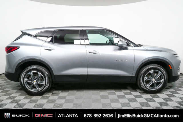 Used 2025 Chevrolet Blazer LT image 2
