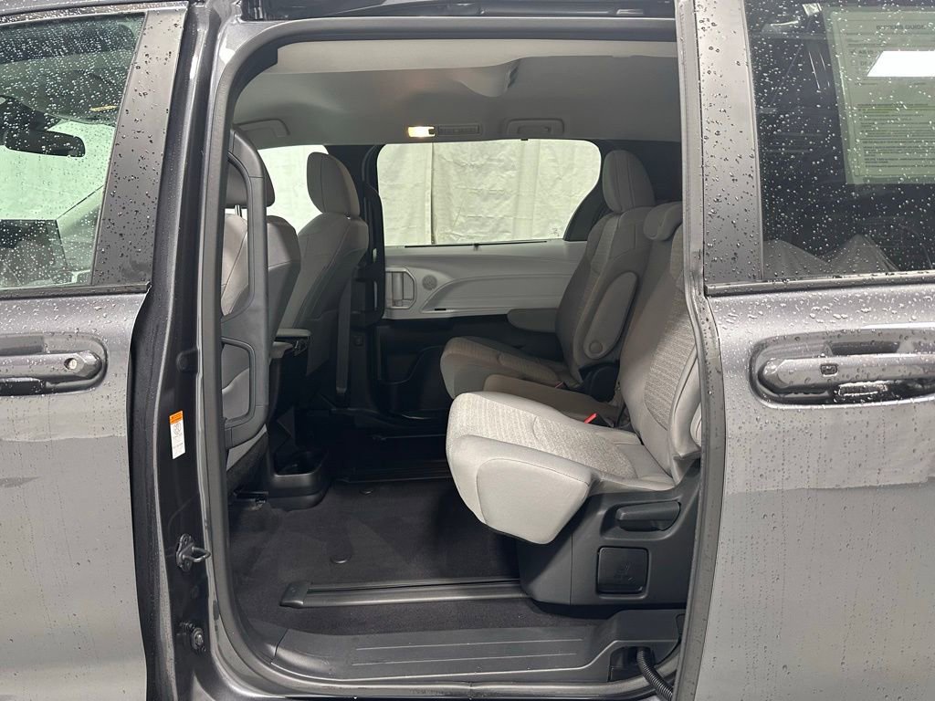 Used 2025 Toyota Sienna LE image 44