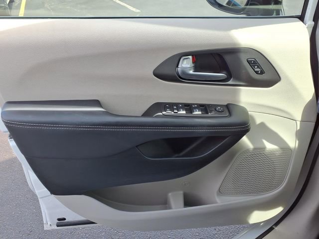 Used 2024 Chrysler Pacifica Touring-L FWD image 16