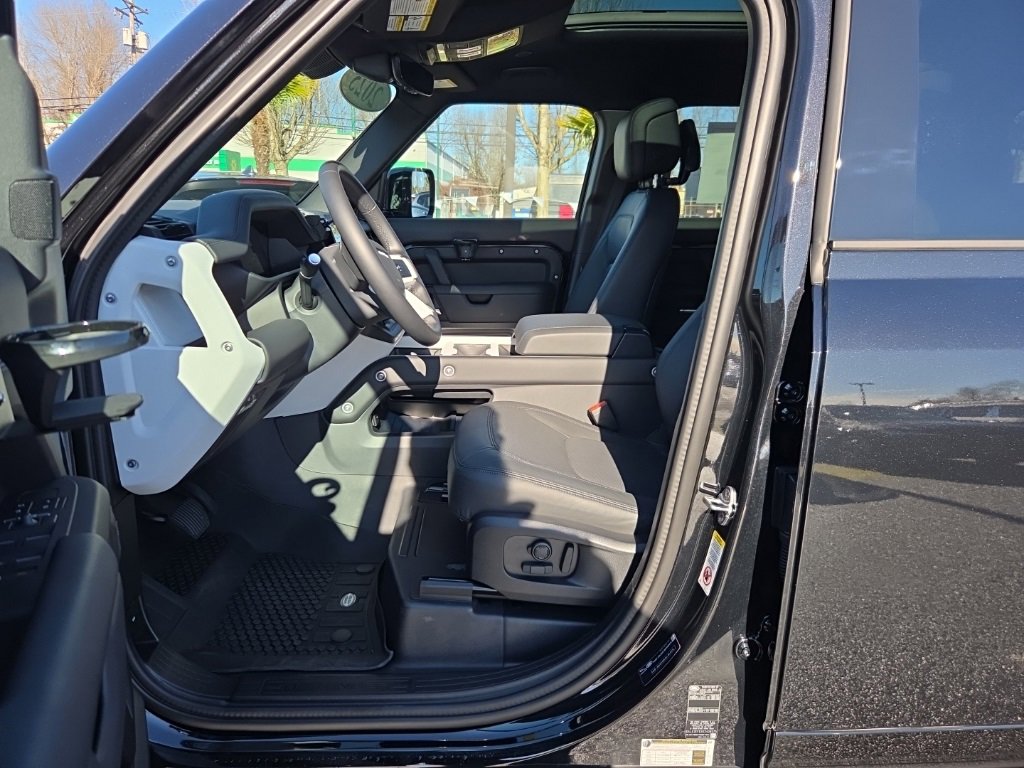 Used 2025 Land Rover Defender 110 X-Dynamic SE image 4