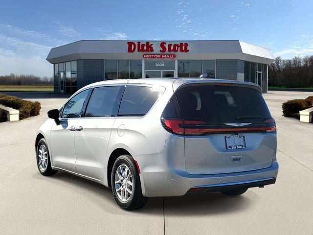 New 2026 Chrysler Pacifica Select image 4