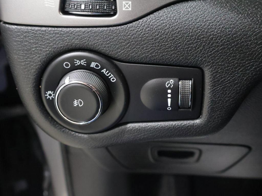 Used 2019 Jeep Cherokee Latitude w/ Popular Appearance Group image 32