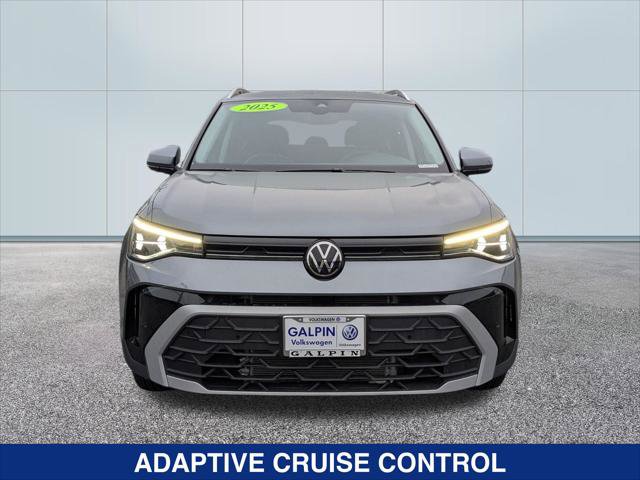 Used 2025 Volkswagen Taos SE w/ Panoramic Sunroof Package FWD image 8