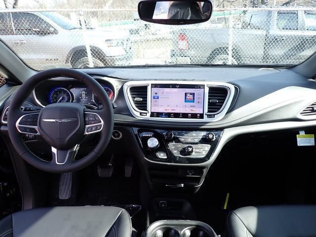 New 2026 Chrysler Pacifica Select AWD/4WD image 16