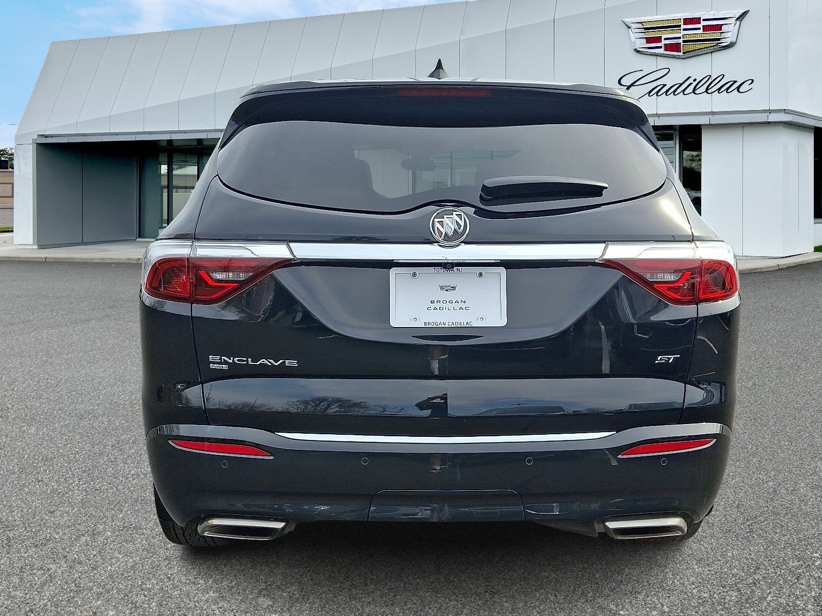 Used 2023 Buick Enclave Essence w/ Experience Buick Package image 5