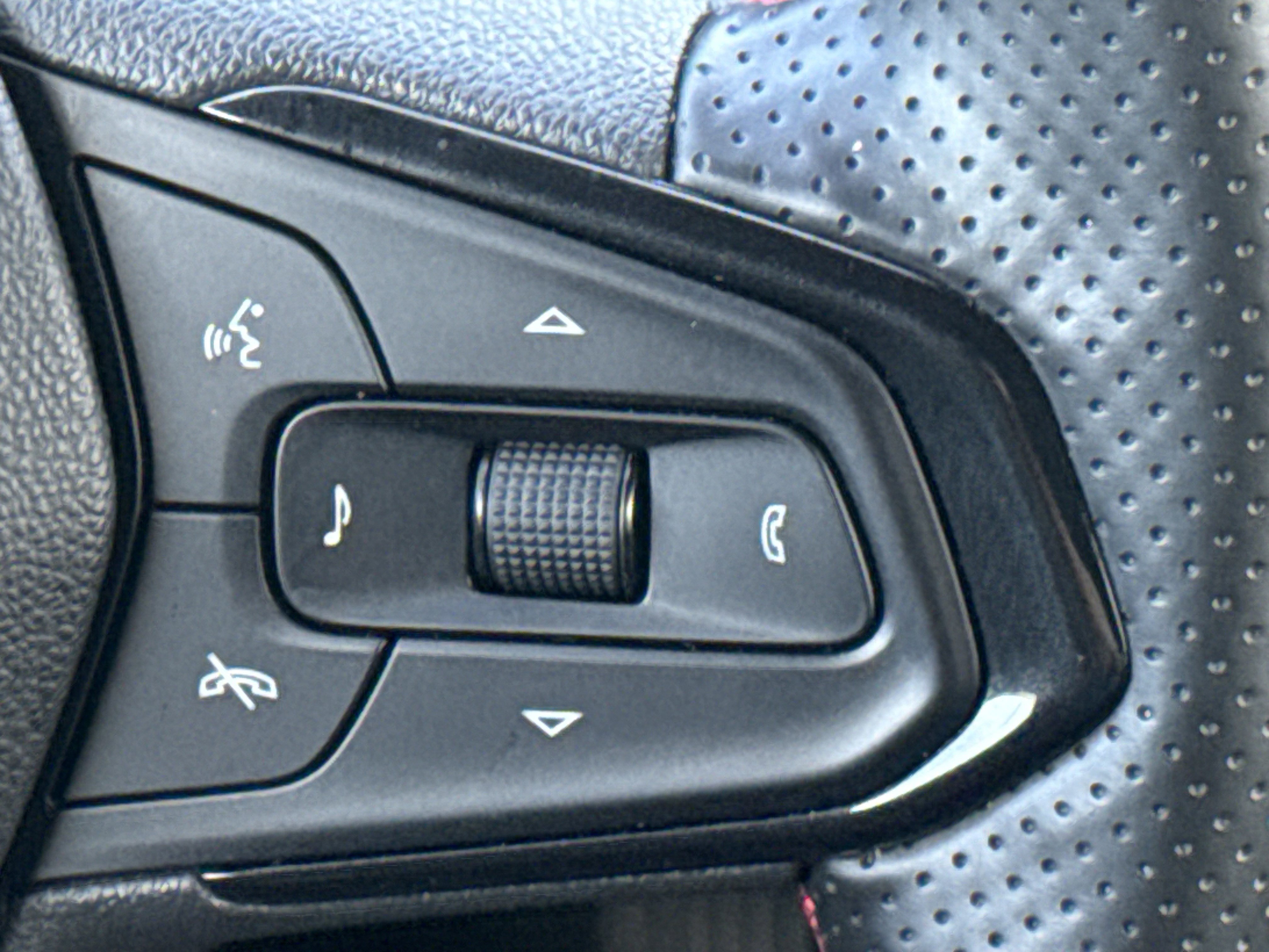 Certified 2025 Chevrolet Trax RS w/ Driver Confidence Package image 27