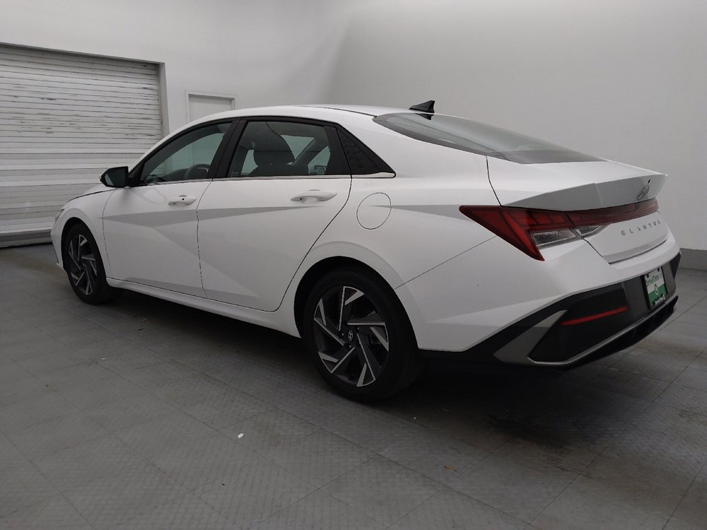 Used 2025 Hyundai Elantra SEL image 3