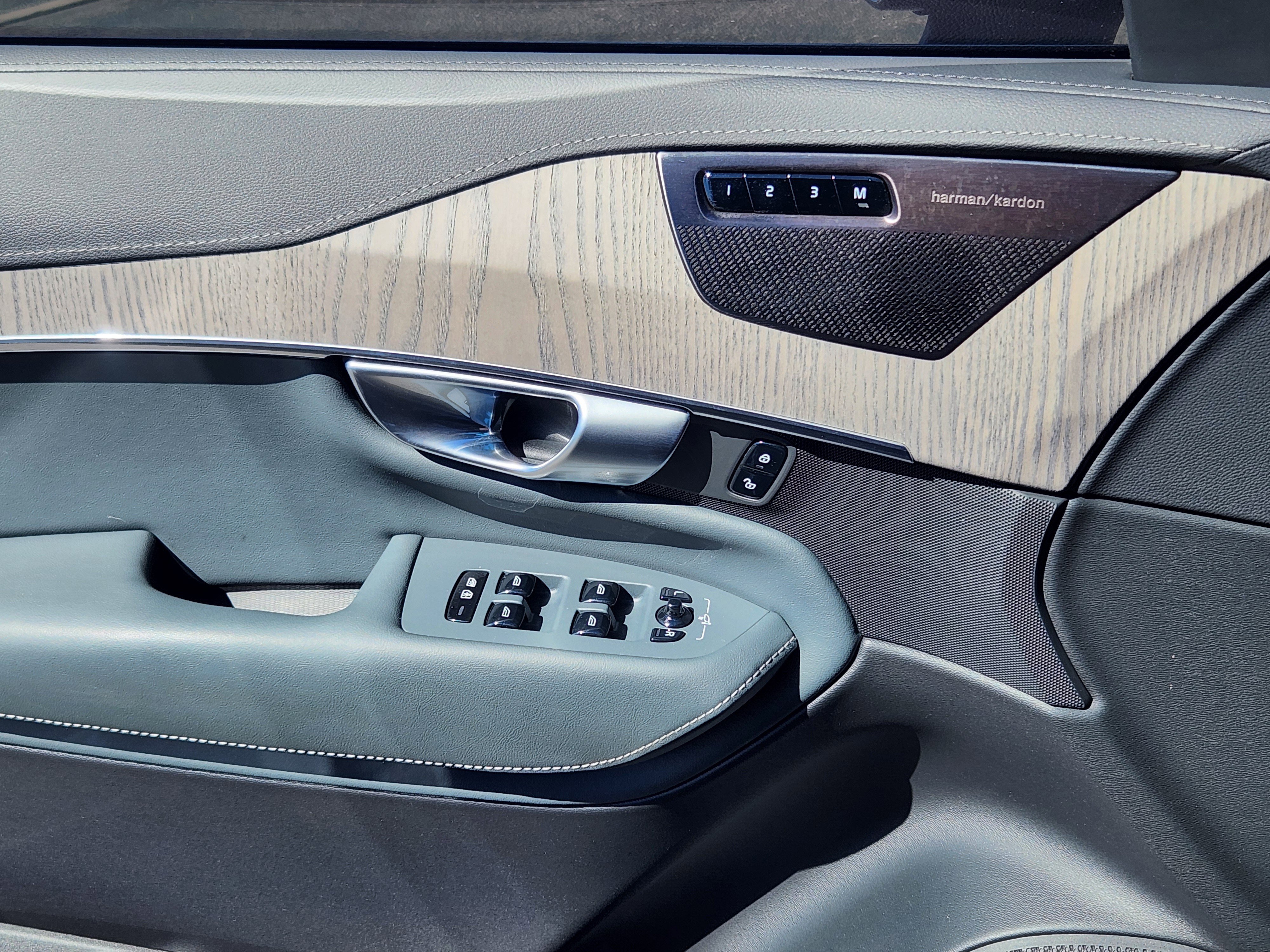 Certified 2024 Volvo XC90 T8 Ultimate w/ Protection Package Premier image 8