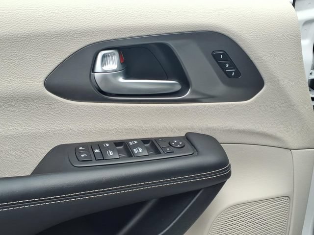 Certified 2024 Chrysler Pacifica Touring-L FWD image 24