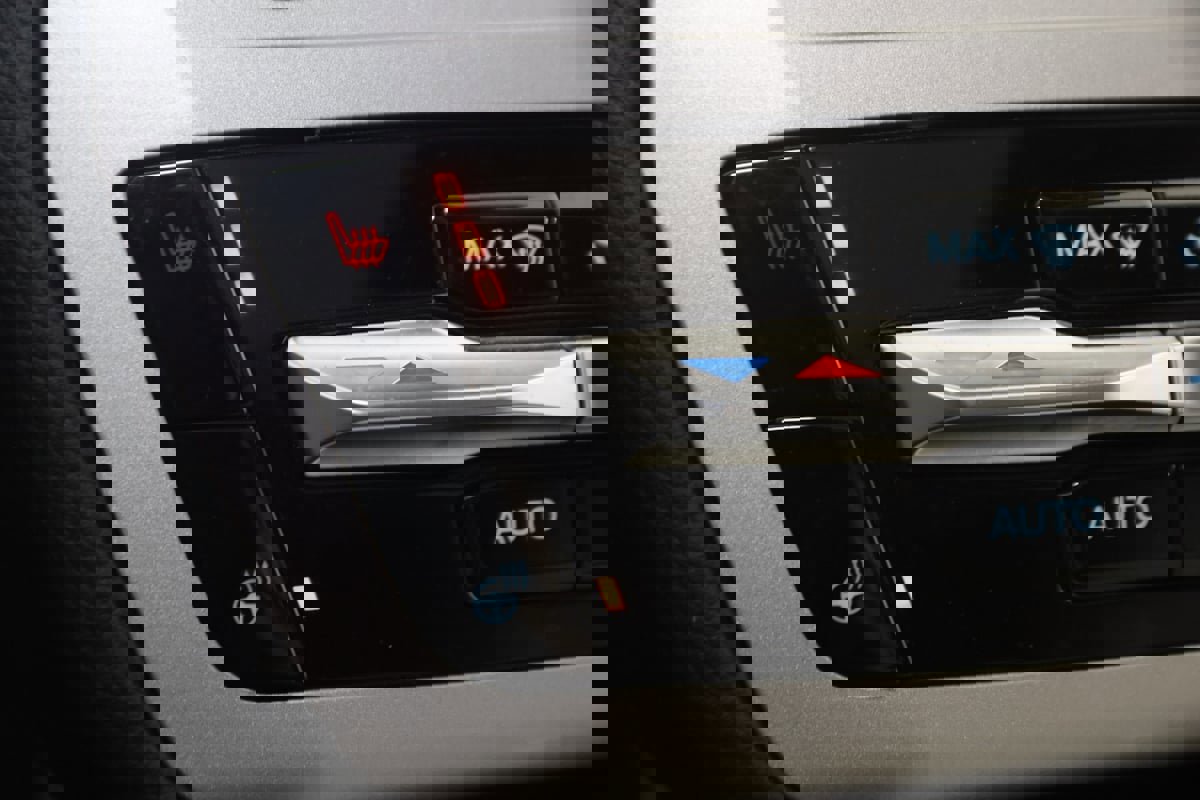 Used 2023 Ford Explorer XLT w/ Equipment Group 202A image 8