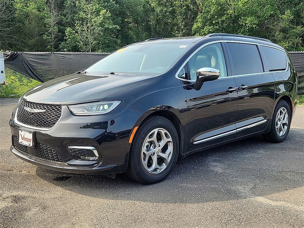Used 2023 Chrysler Pacifica Limited image 3