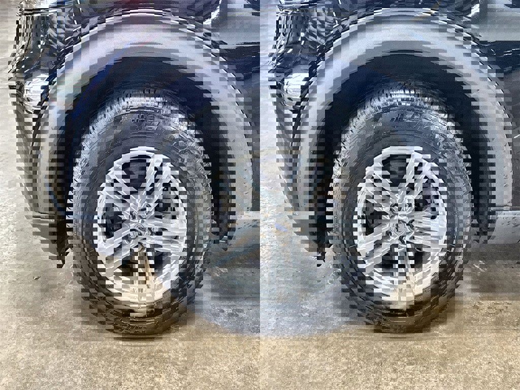 Used 2022 Ford Explorer XLT image 33