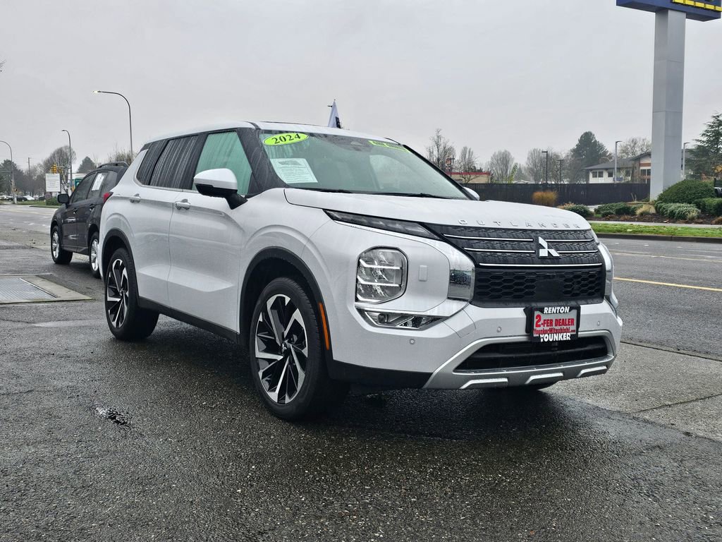 Used 2024 Mitsubishi Outlander SE image 2