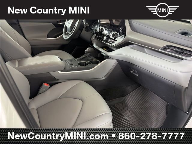Used 2025 Toyota Highlander XLE w/ Protection Package #3 (TMS) image 23