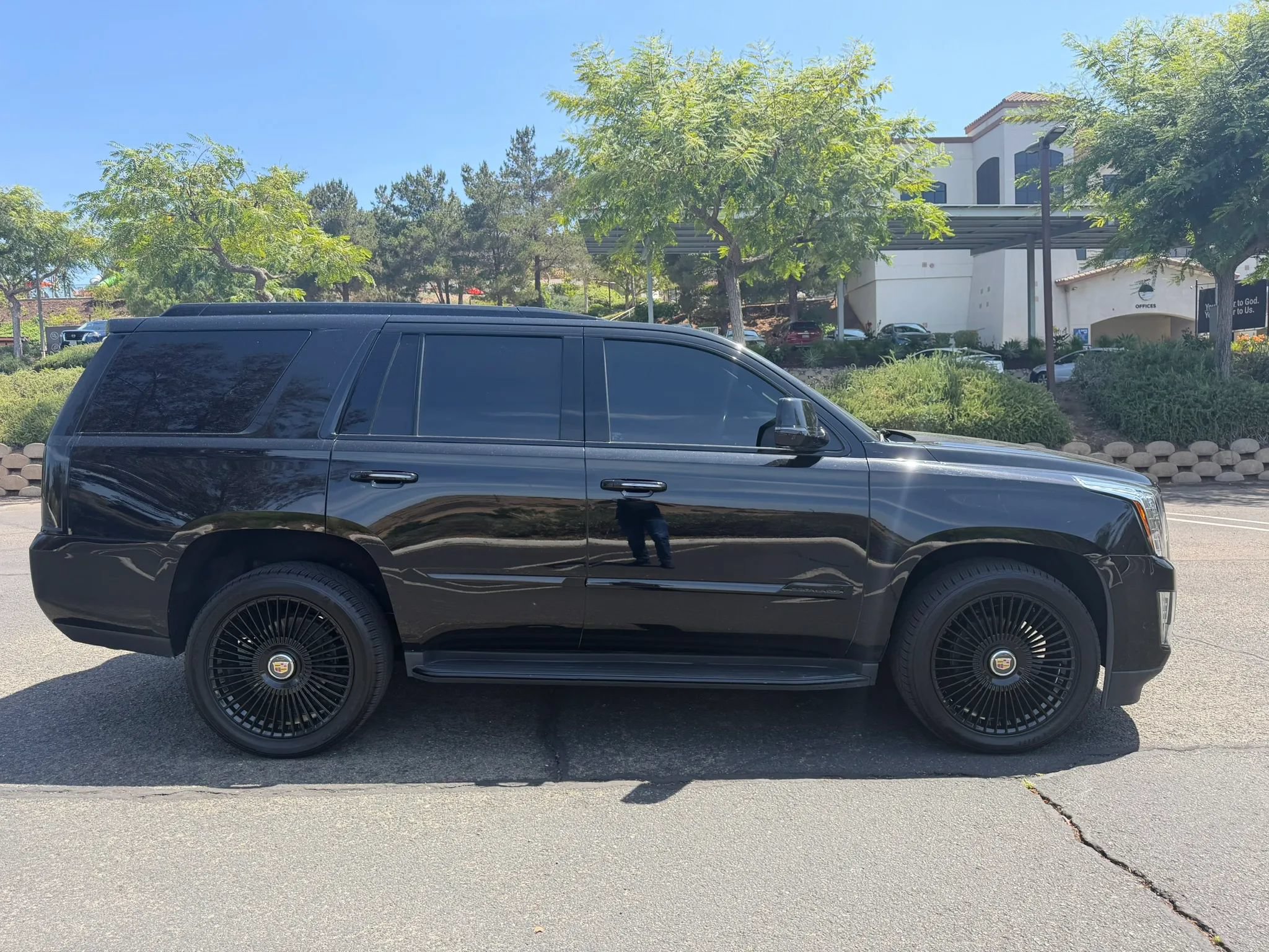 Used 2017 Cadillac Escalade Premium Luxury AWD/4WD image 6
