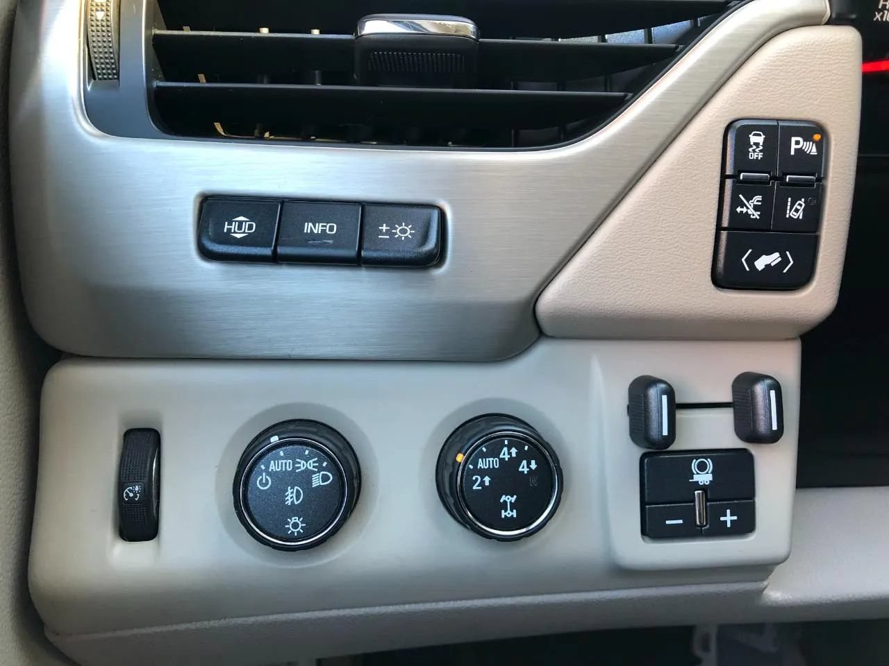 Used 2015 GMC Yukon XL Denali w/ Touring Package AWD/4WD image 26
