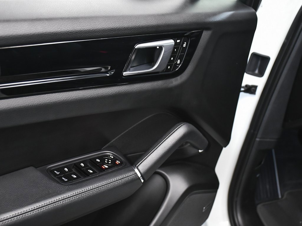 Used 2022 Porsche Cayenne Coupe image 10