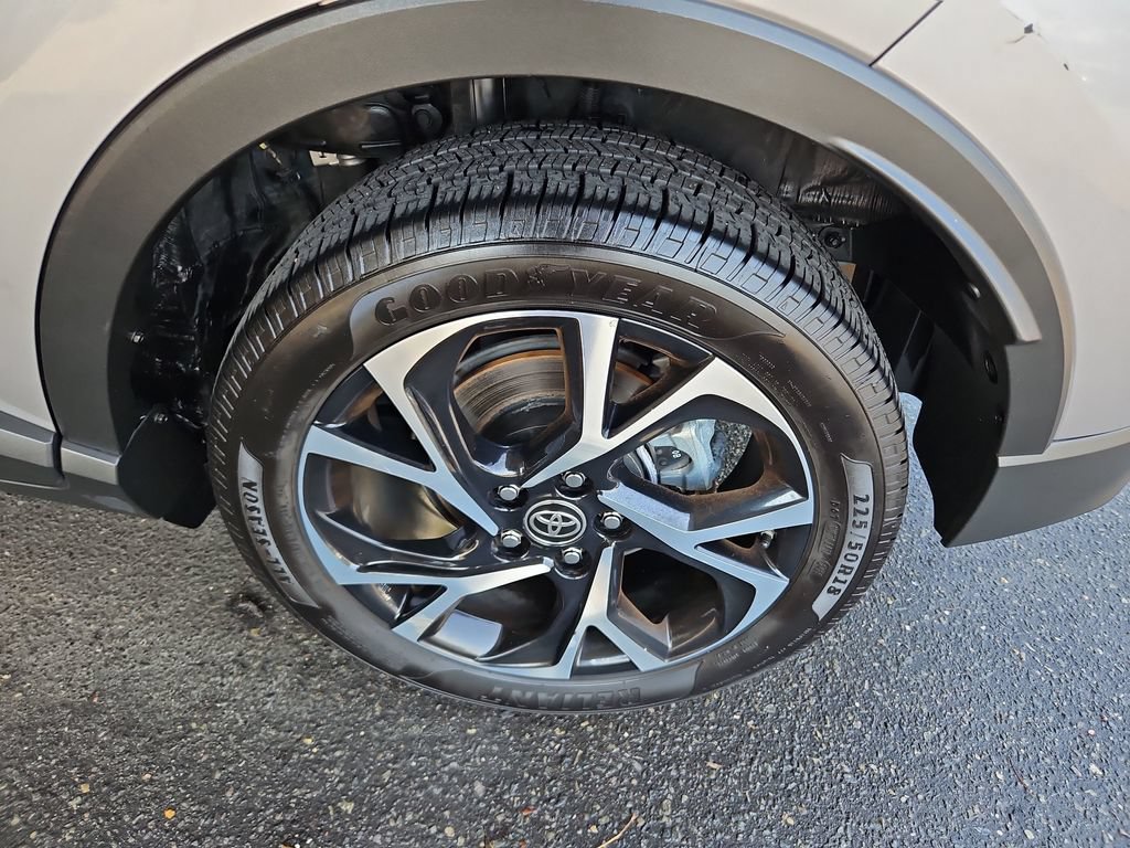 Used 2020 Toyota C-HR XLE FWD image 28