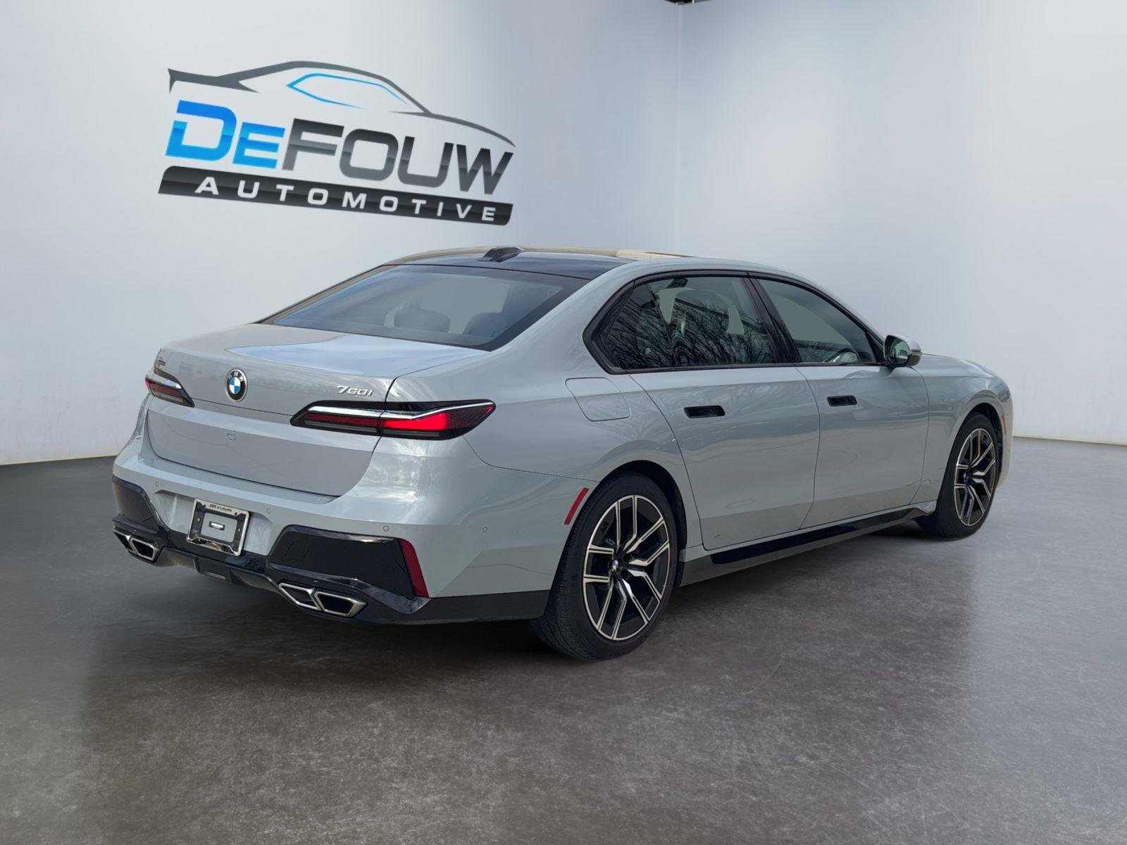 Certified 2023 BMW 760i xDrive image 3