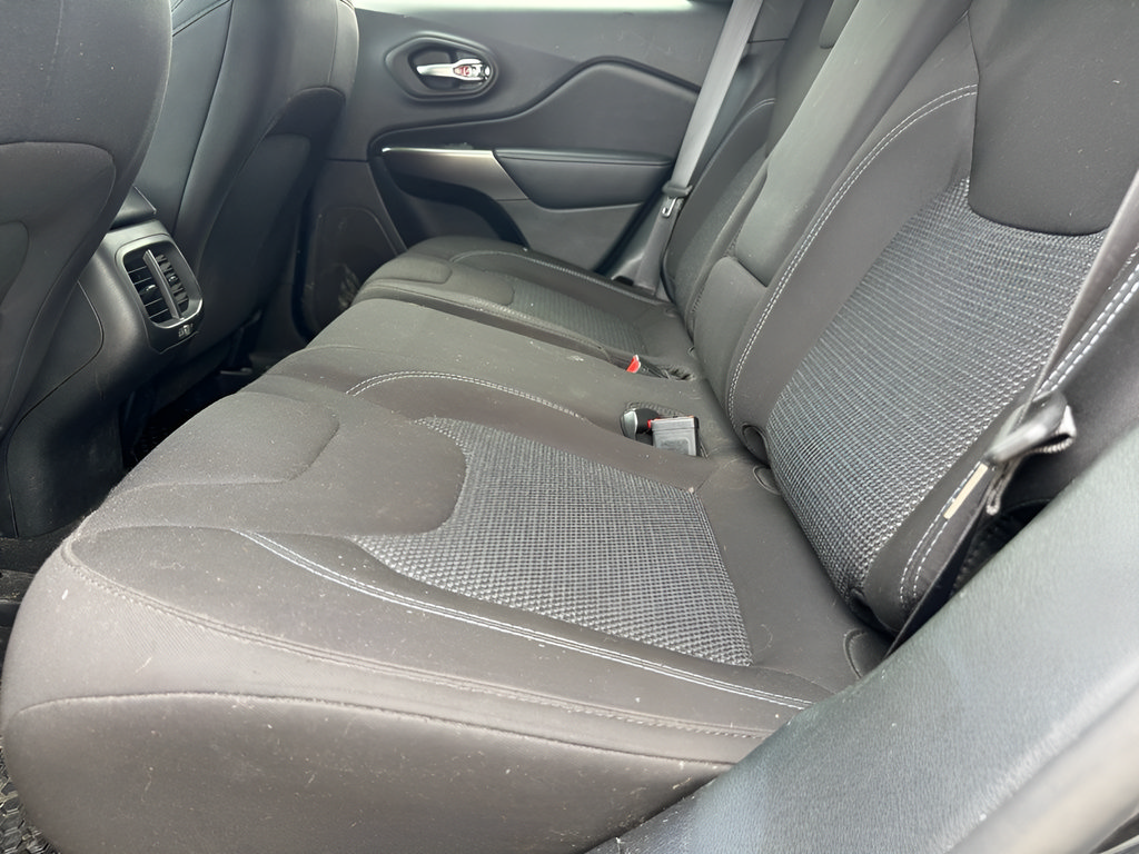Used 2020 Jeep Cherokee Latitude w/ Cold Weather Group AWD/4WD image 14