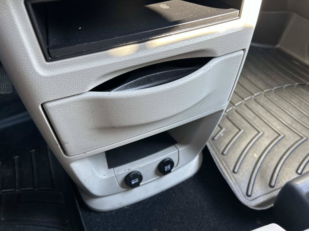 Used 2015 Chrysler Town & Country Touring FWD image 32