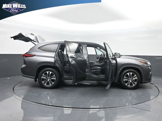 Used 2022 Toyota Highlander XLE FWD image 27