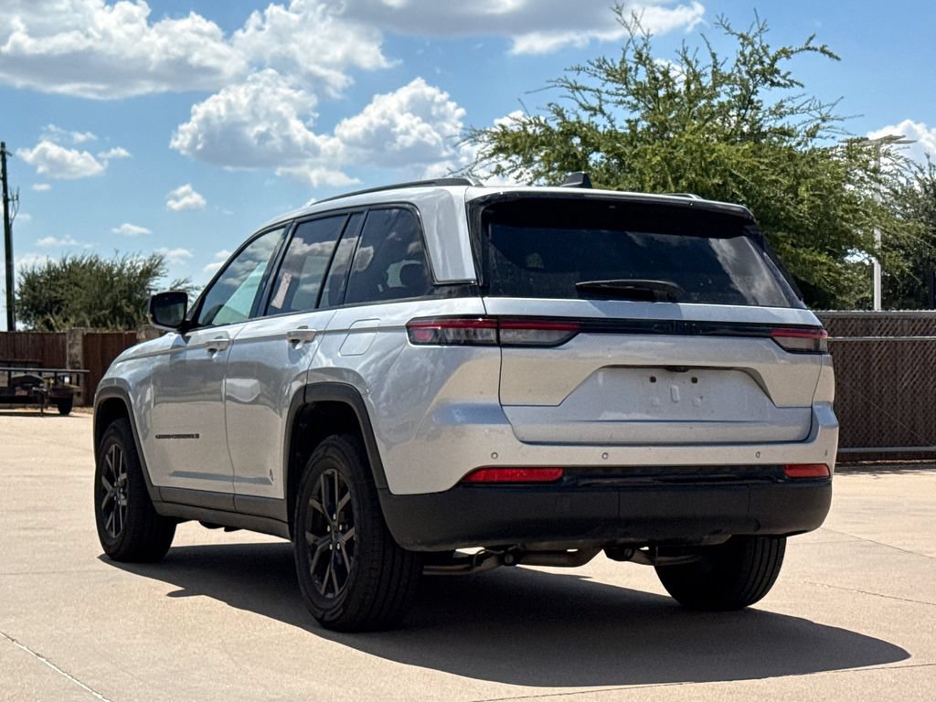 Used 2024 Jeep Grand Cherokee Altitude RWD image 6