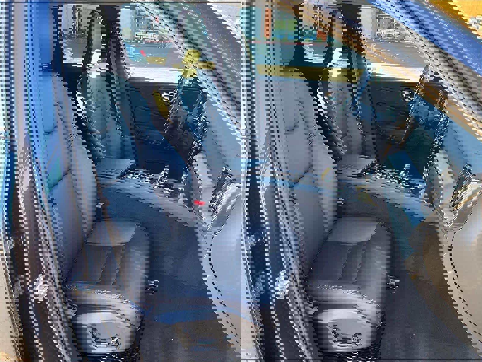 Used 2025 Volvo XC60 B5 Core image 10