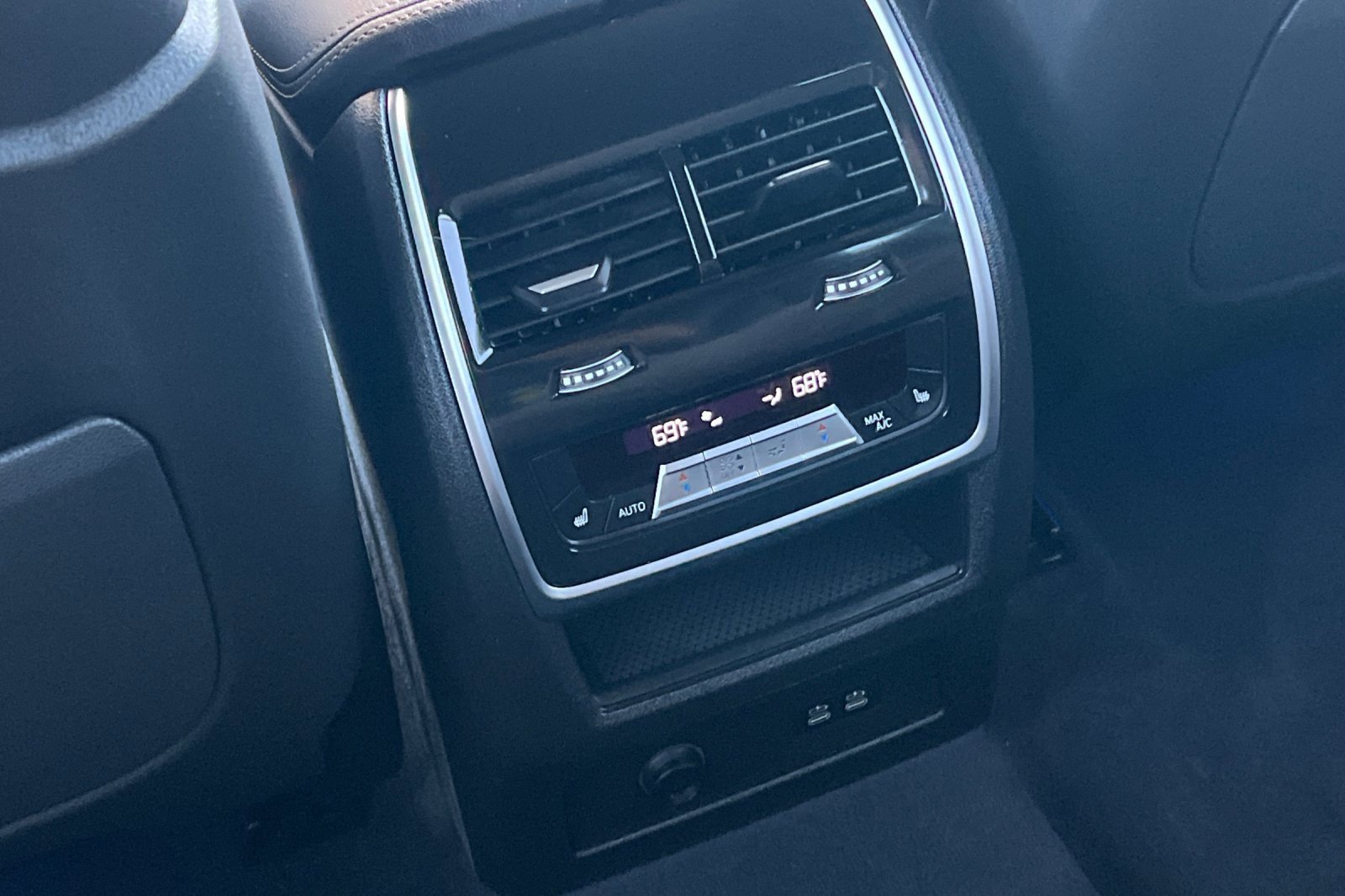 Used 2025 BMW X7 xDrive40i w/ Climate Comfort Package image 43