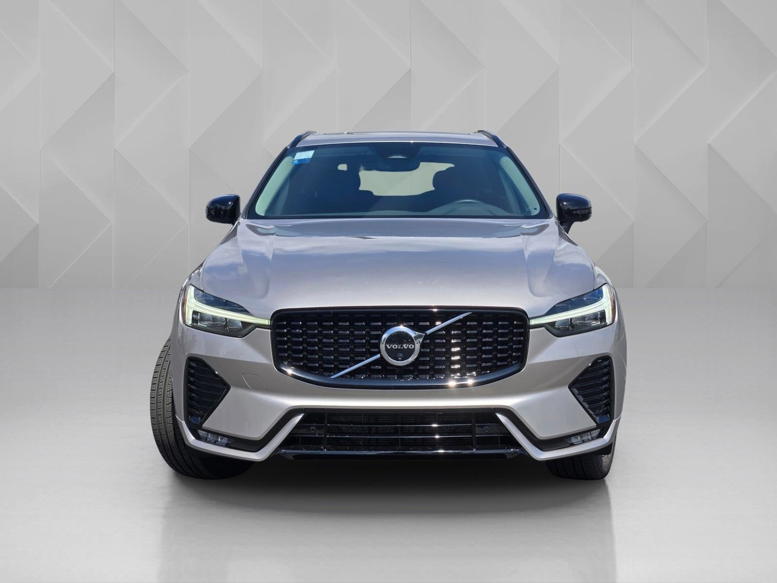 Certified 2025 Volvo XC60 B5 Plus AWD/4WD image 3