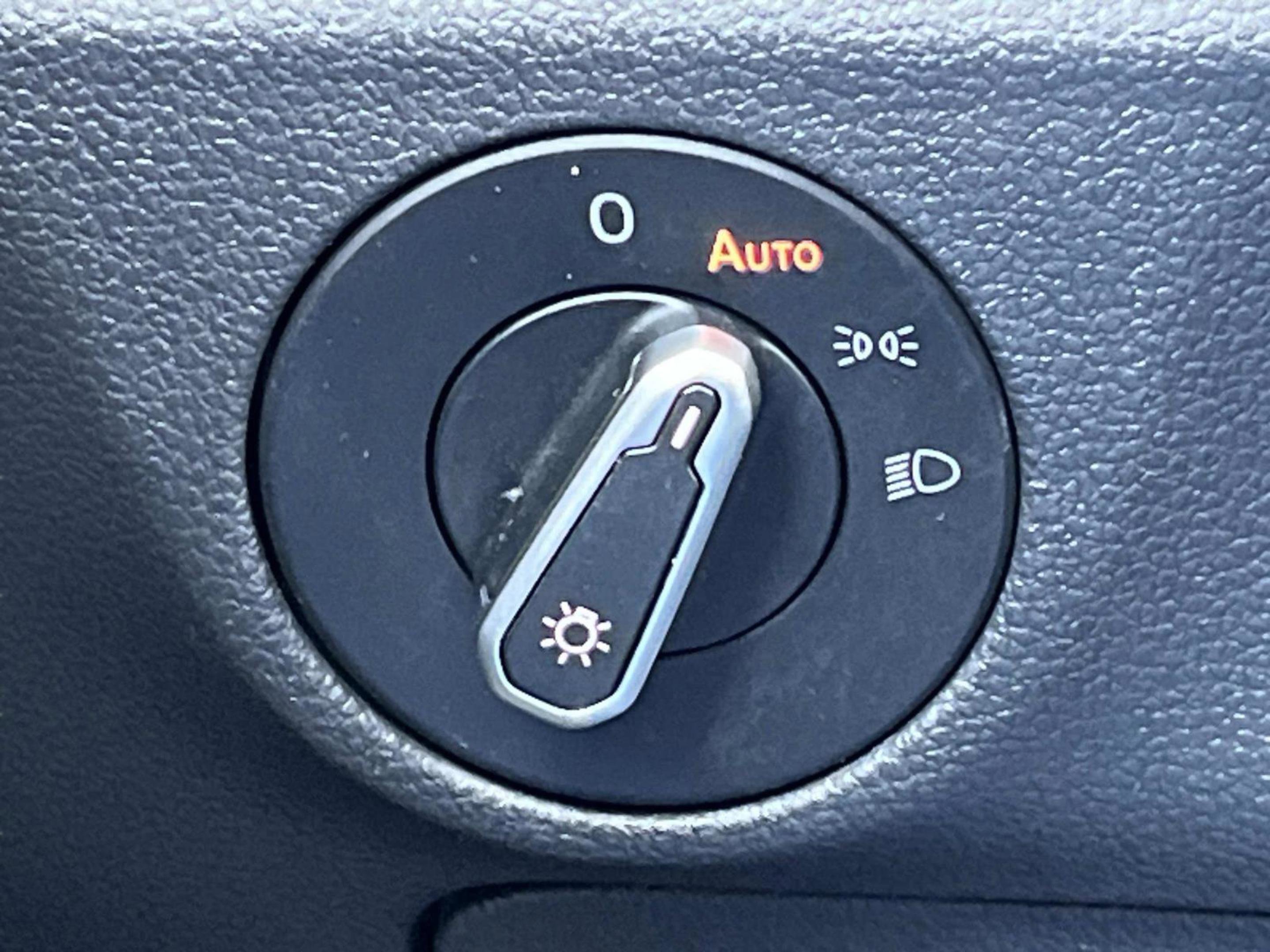 Used 2025 Volkswagen Jetta SE image 29