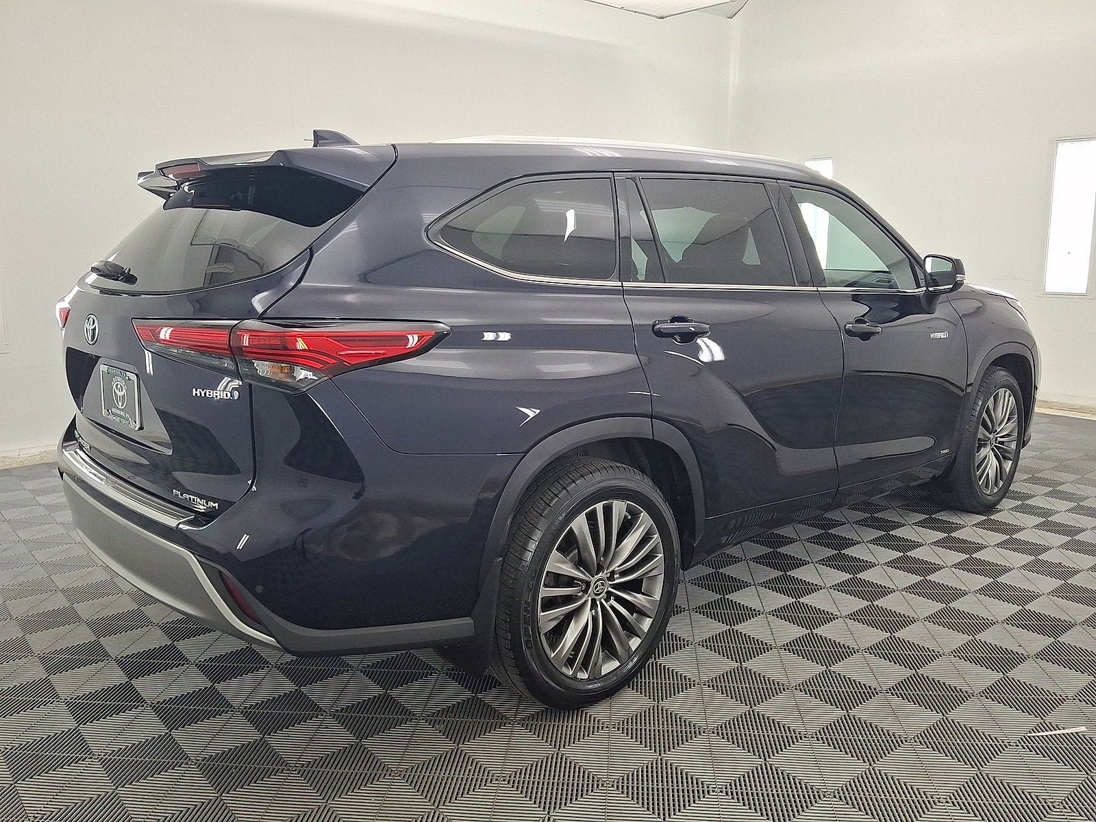 Certified 2020 Toyota Highlander Platinum AWD/4WD image 17