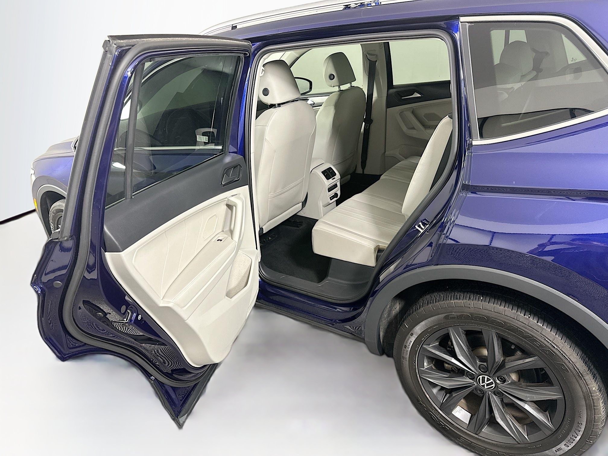 Used 2024 Volkswagen Tiguan SE FWD image 25