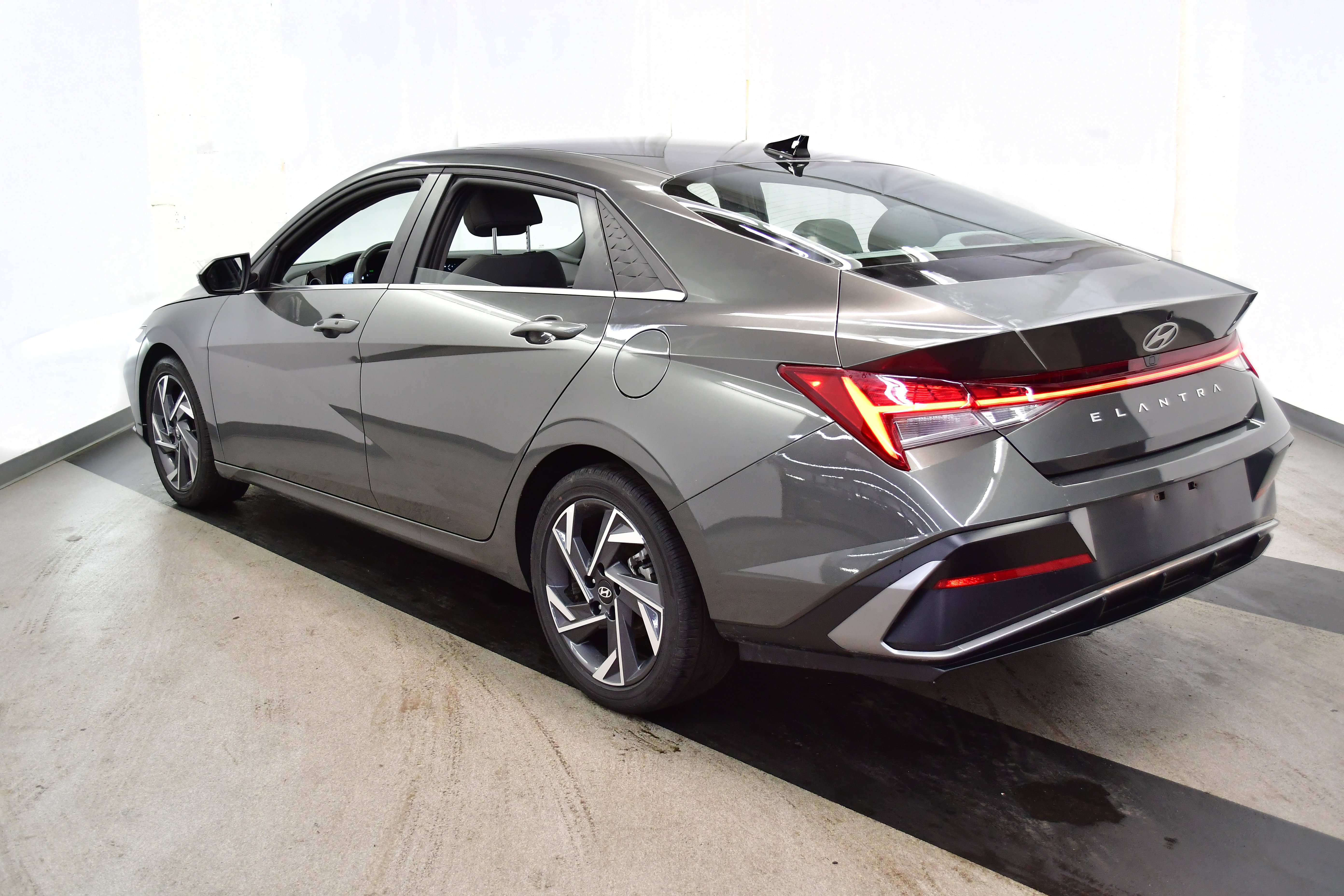 Used 2025 Hyundai Elantra SEL image 5