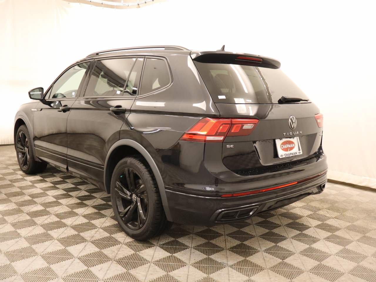 Used 2023 Volkswagen Tiguan SE R-Line AWD/4WD image 3