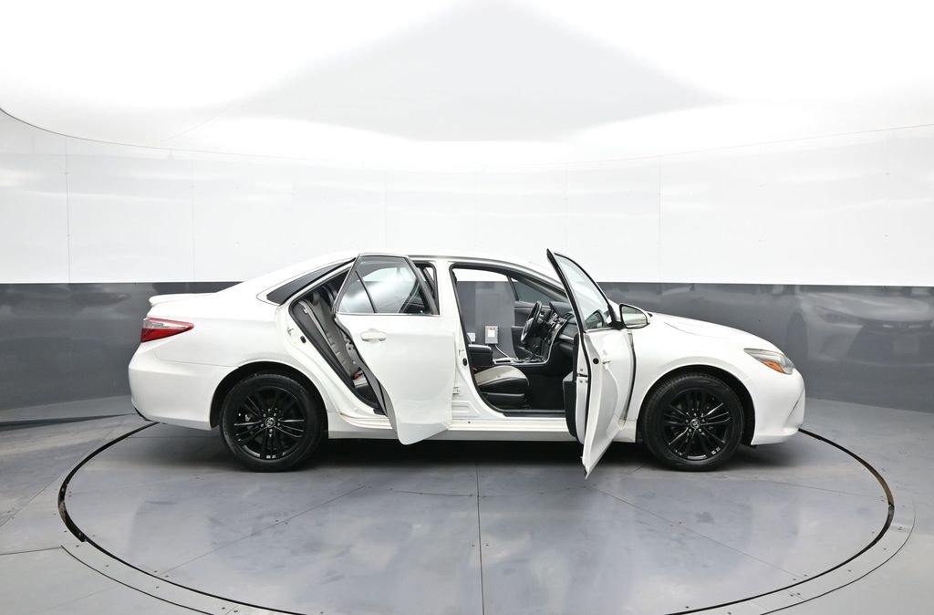 Used 2015 Toyota Camry SE image 40