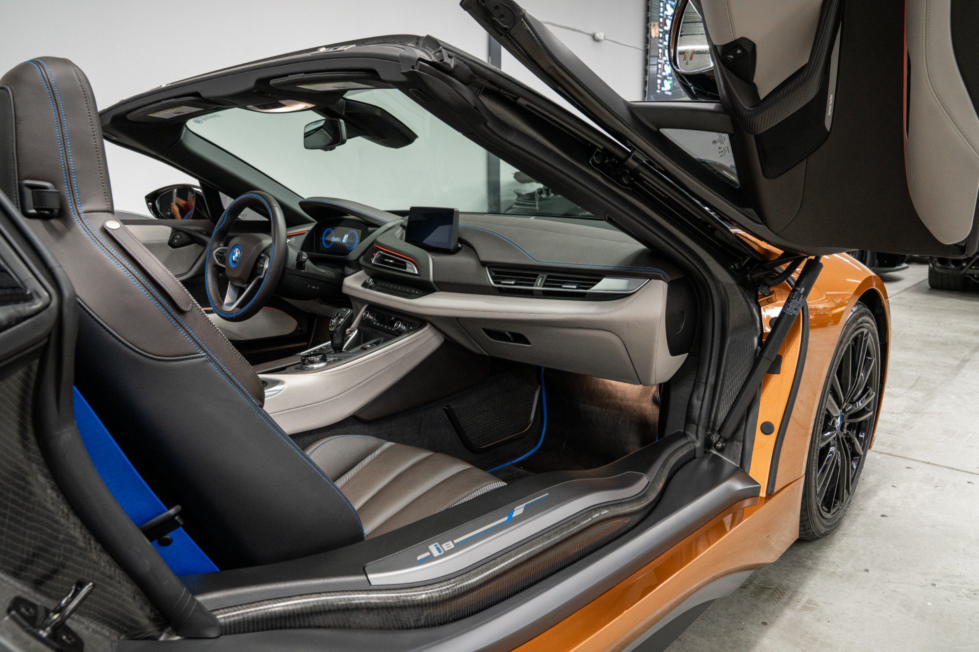 Used 2019 BMW i8 Roadster AWD/4WD image 24