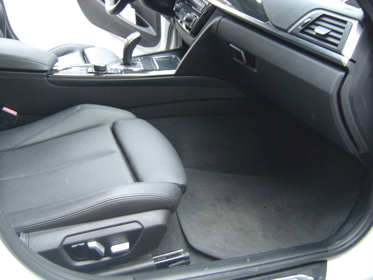 Used 2018 BMW 330i xDrive Sedan AWD/4WD image 9