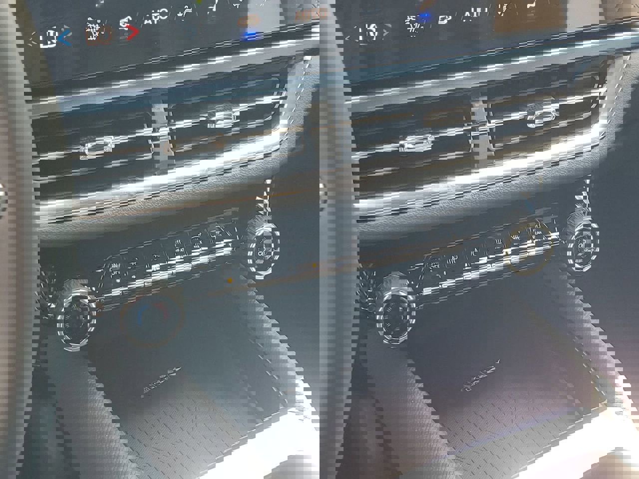 New 2025 Chevrolet Equinox EV LT image 25