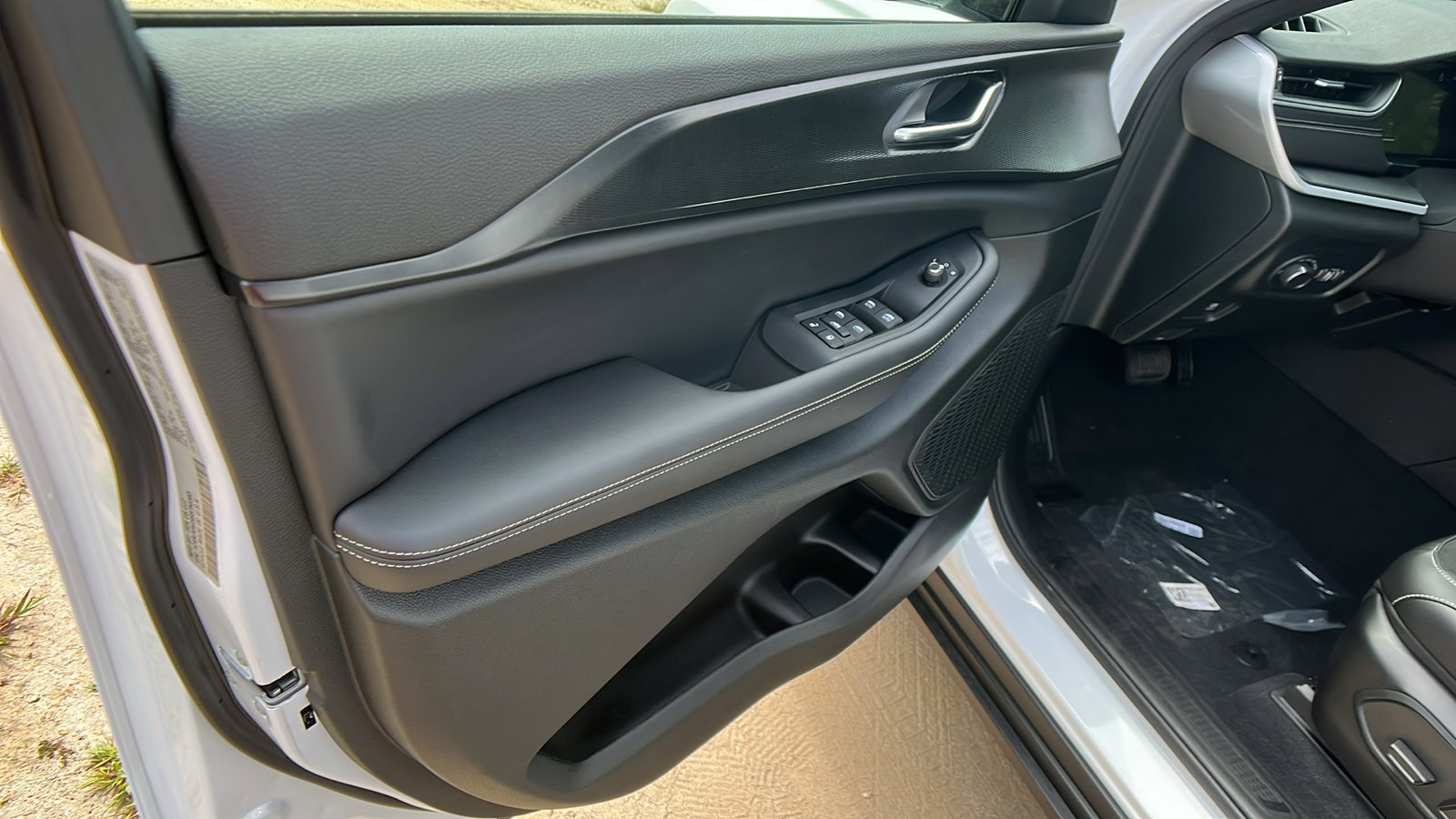 New 2025 Jeep Grand Cherokee L Altitude image 14