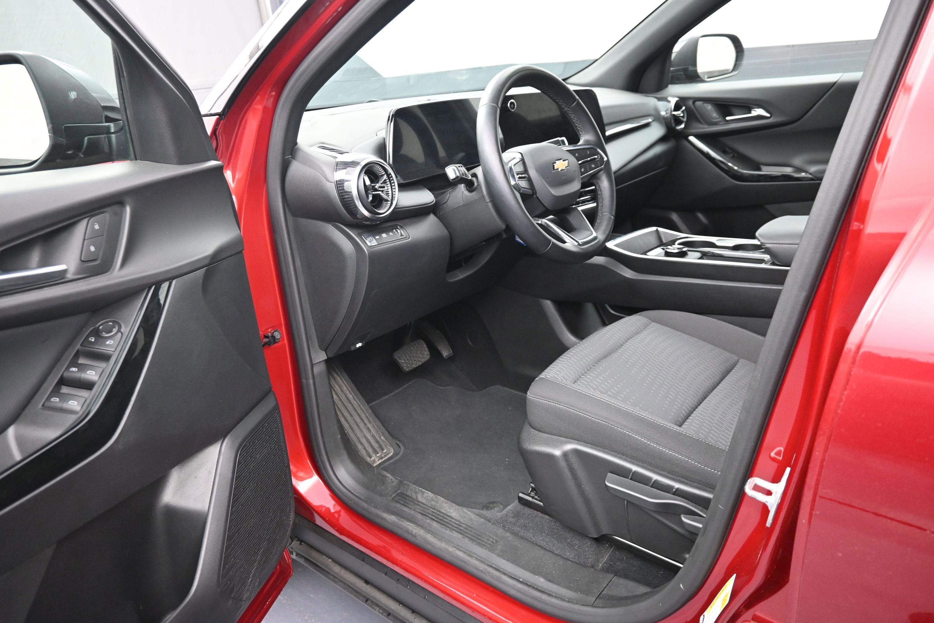 Used 2026 Chevrolet Equinox LT AWD/4WD image 9