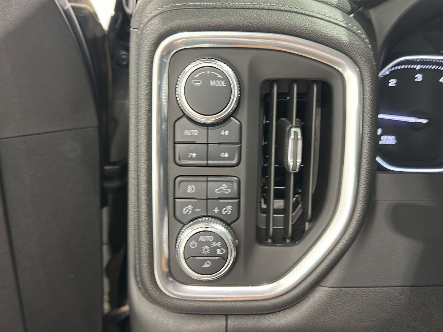 Used 2021 GMC Sierra 3500 SLT w/ SLT Premium Package image 16